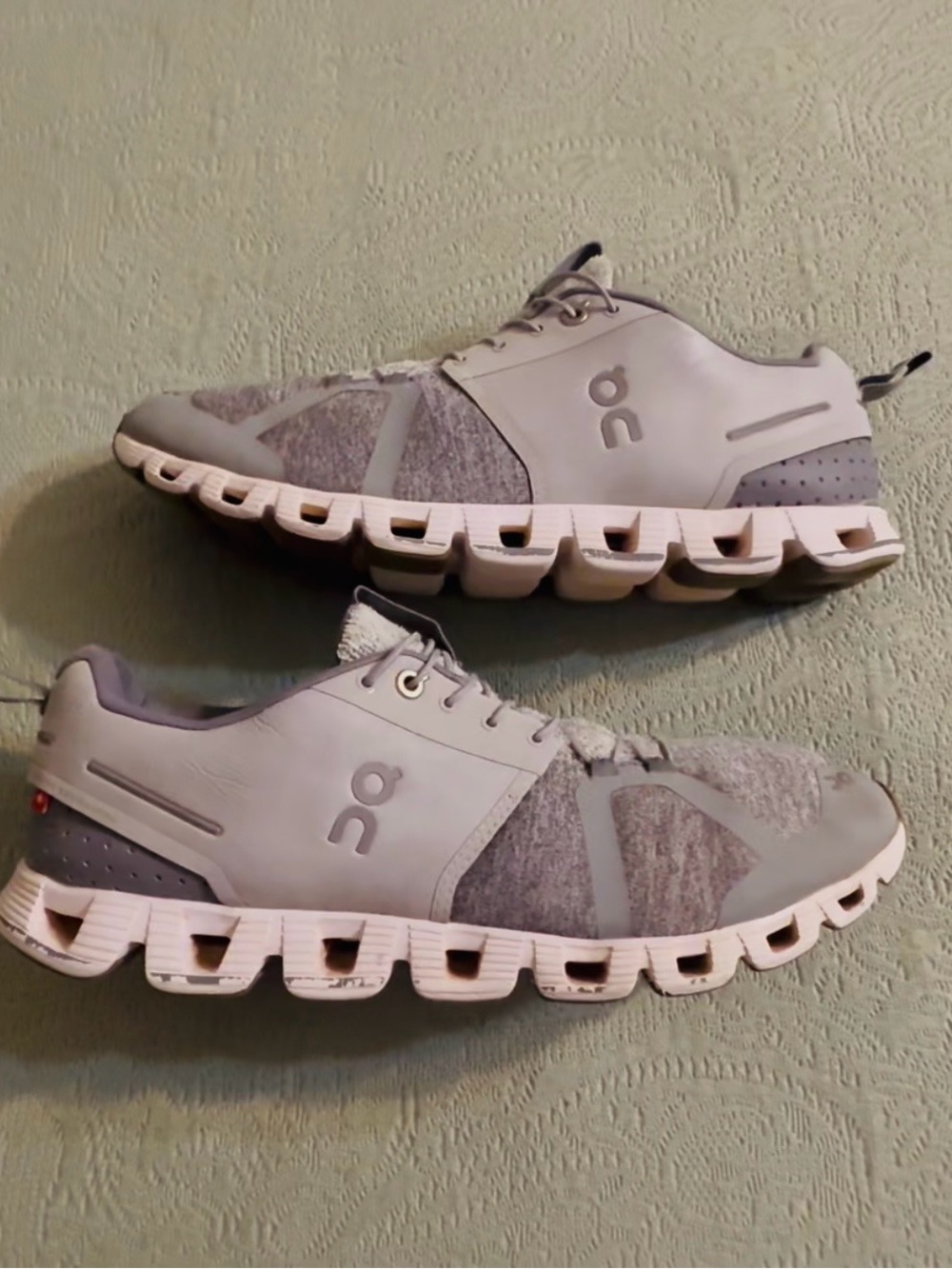 OnCloud Runner 2 Men’s sz 10.5, white/grey heather, used/good.